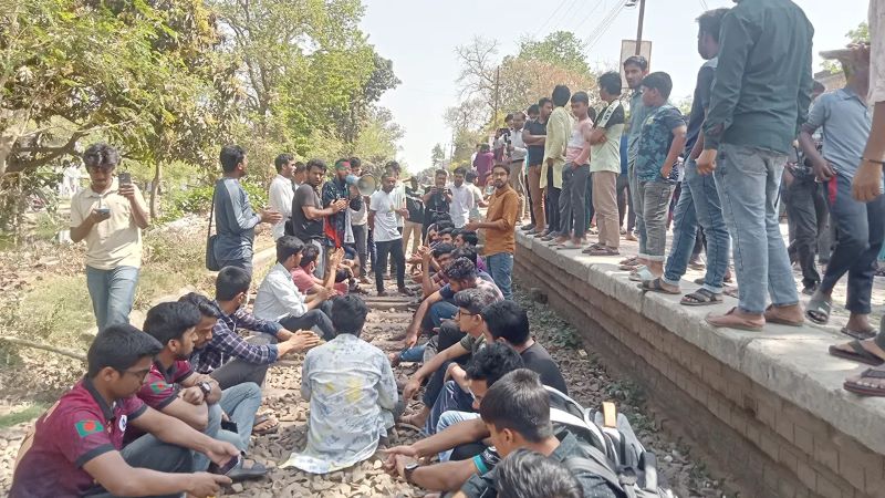 তিন দাবি দিয়ে অবরোধ তুলে নিলেন রাজশাহী বিশ্ববিদ্যালয়ের শিক্ষার্থীরা